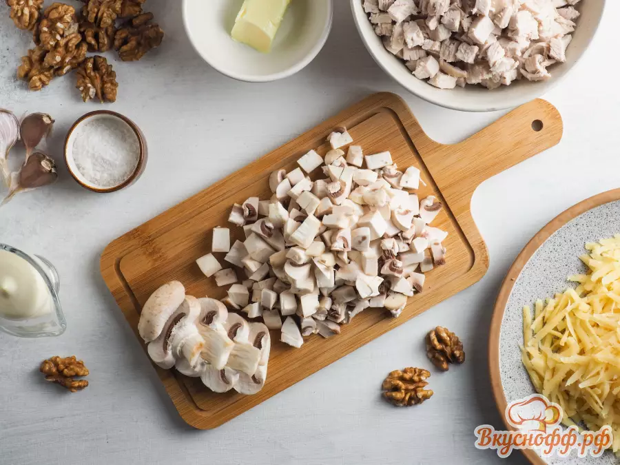 Как приготовить Салат курица с грибами и грецкими орехами рецепт пошагово
